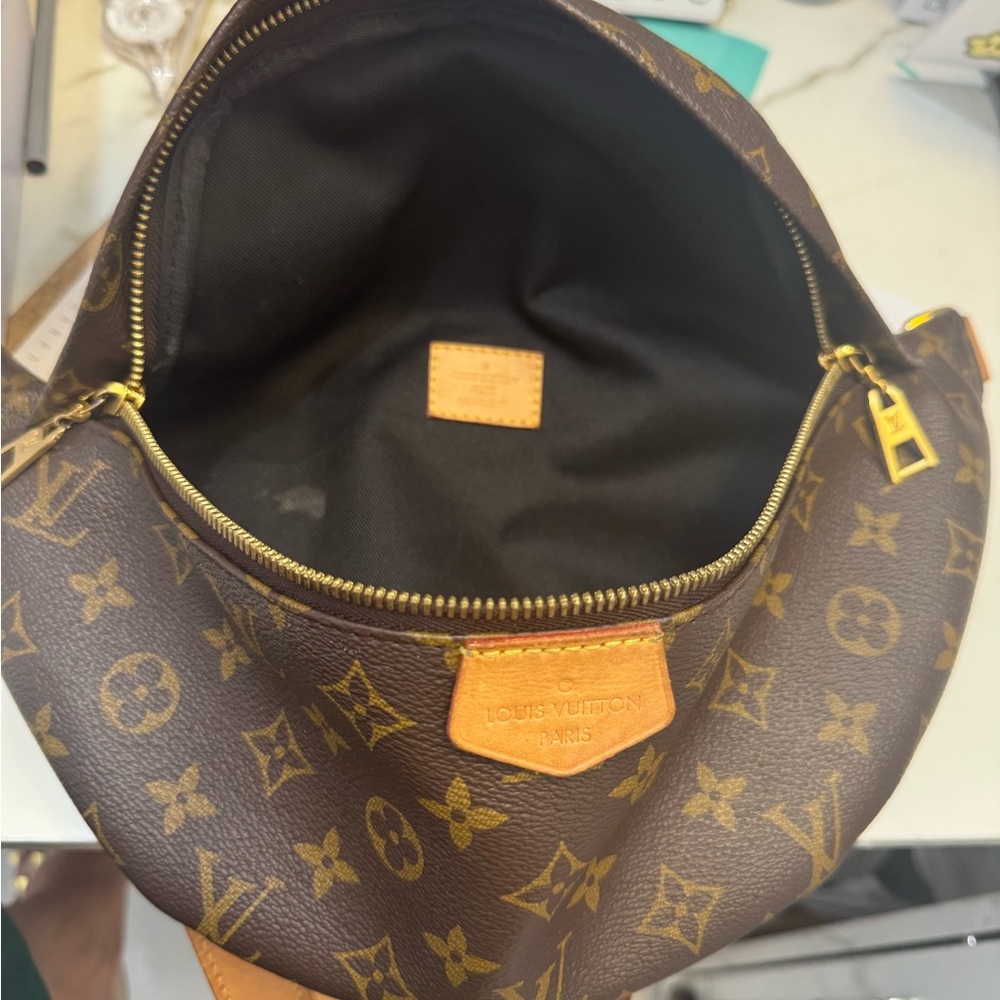 Louis Vuitton Monogram bumbag - Picture 8 of 15